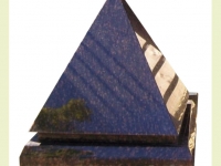 Urnsteen van graniet - piramide